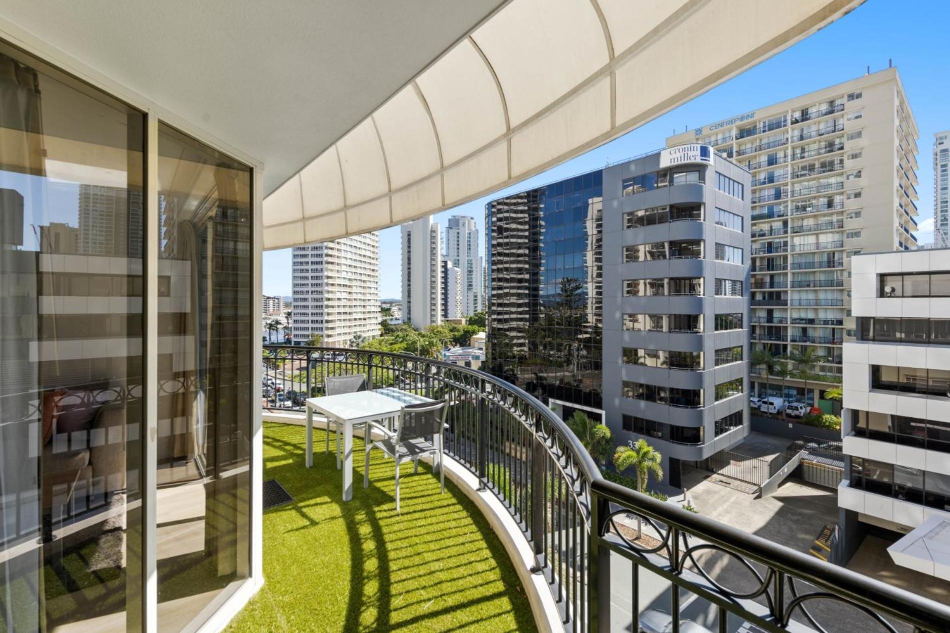 Chevron Renaissance - Private Apartment
